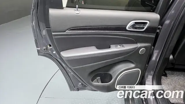 Jeep Grand Cherokee 2021 — Şəkil 16/33