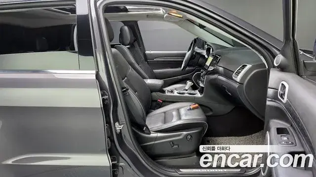 Jeep Grand Cherokee 2021 — Şəkil 8/33