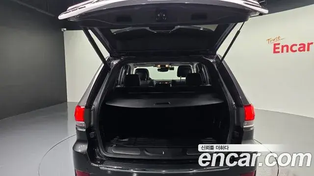 Jeep Grand Cherokee 2021 — Şəkil 29/33
