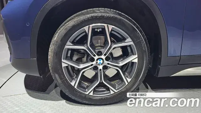 BMW X1 2021 — Şəkil 28/33