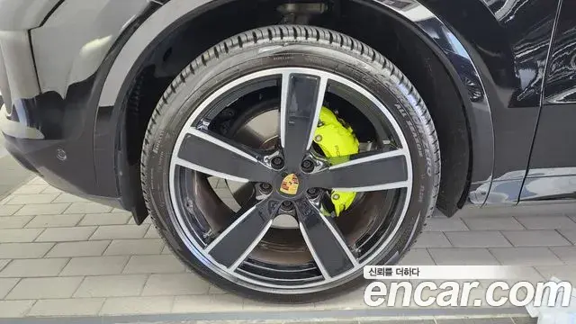 Porsche Cayenne 2023 — ფოტო 18/20