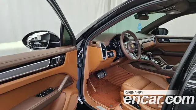 Porsche Cayenne 2023 — ფოტო 14/20