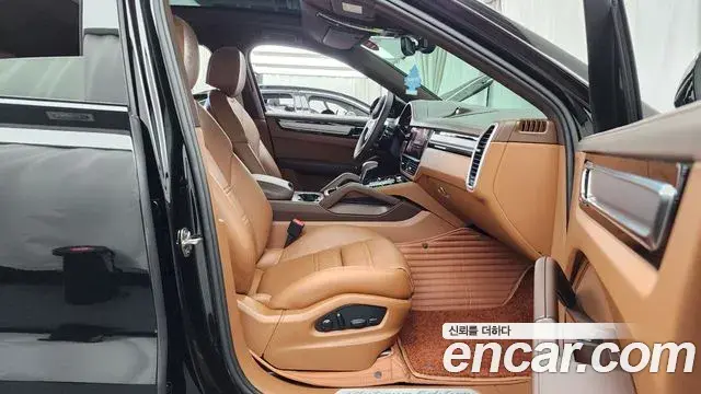 Porsche Cayenne 2023 — ფოტო 8/20