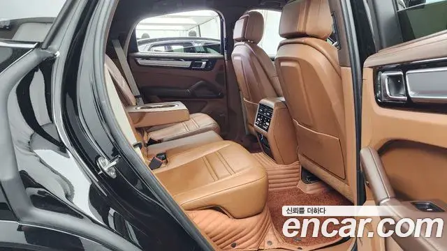 Porsche Cayenne 2023 — ფოტო 16/20