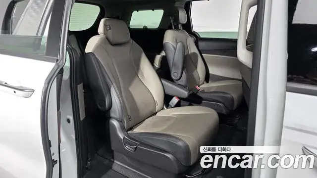Kia Carnival 2024 — Şəkil 31/33
