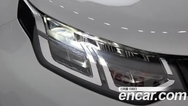 Land Rover Discovery Sport 2025 — Photo 17/32