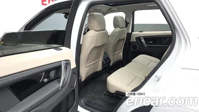 Land Rover Discovery Sport 2025 — Photo 16/32
