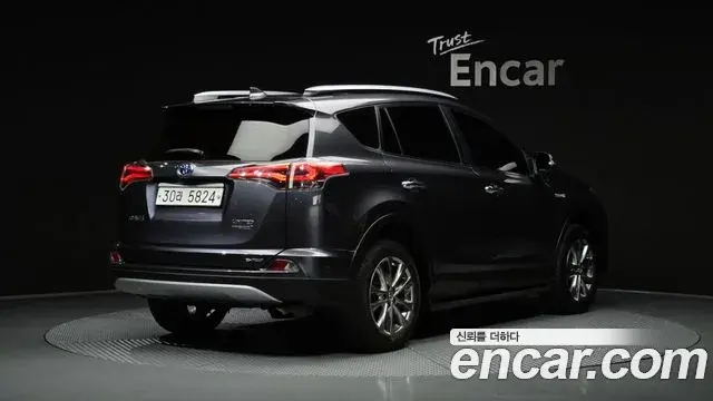 Toyota RAV4 2018 — Фото 2/20