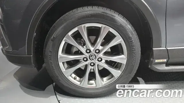 Toyota RAV4 2018 — Фото 5/20