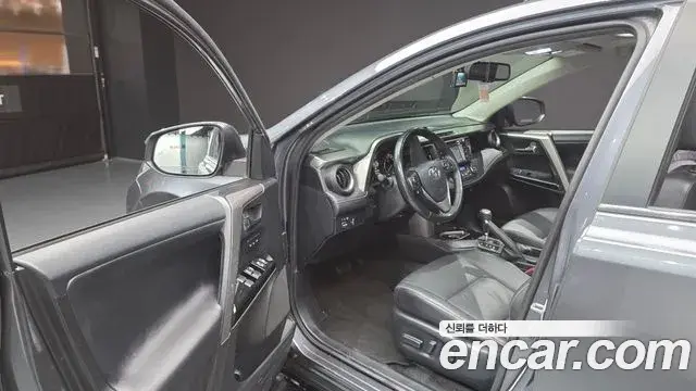 Toyota RAV4 2018 — Фото 10/20
