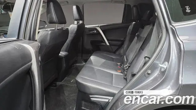 Toyota RAV4 2018 — Фото 12/20