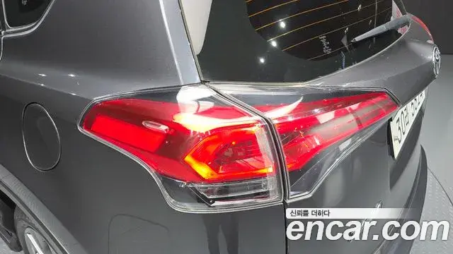 Toyota RAV4 2018 — ფოტო 17/31