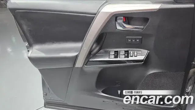 Toyota RAV4 2018 — ფოტო 7/31