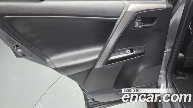 Toyota RAV4 2018 — ფოტო 31/31