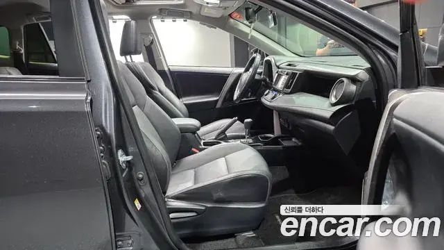 Toyota RAV4 2018 — ფოტო 8/31