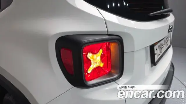 Jeep Renegade 2021 — Şəkil 28/30
