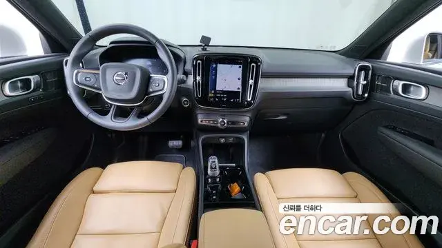 Volvo XC40 2021 — Photo 17/34