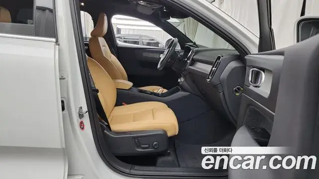 Volvo XC40 2021 — Photo 15/34