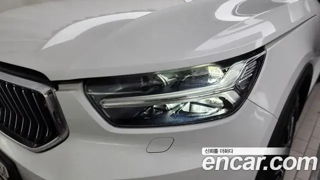 Volvo XC40 2021 — Photo 3/34
