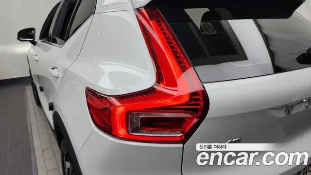 Volvo XC40 2021 — Photo 18/34