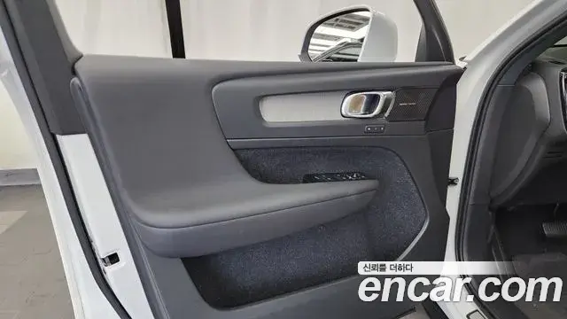 Volvo XC40 2021 — Photo 24/34