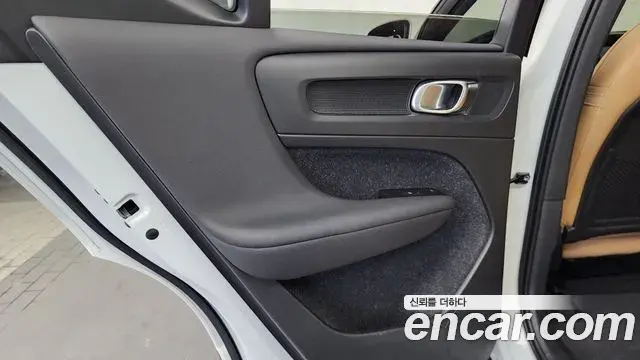 Volvo XC40 2021 — Photo 2/34