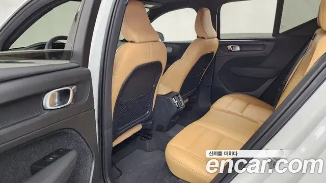 Volvo XC40 2021 — Photo 5/34