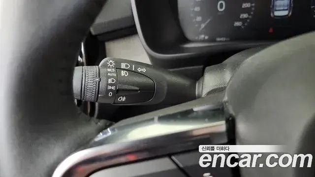 Volvo XC40 2021 — Photo 32/34