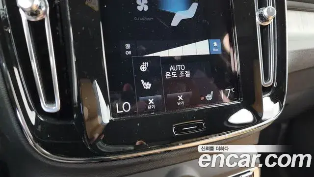 Volvo XC40 2021 — Photo 10/34
