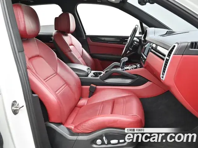 Porsche Cayenne 2019 — ფოტო 15/20