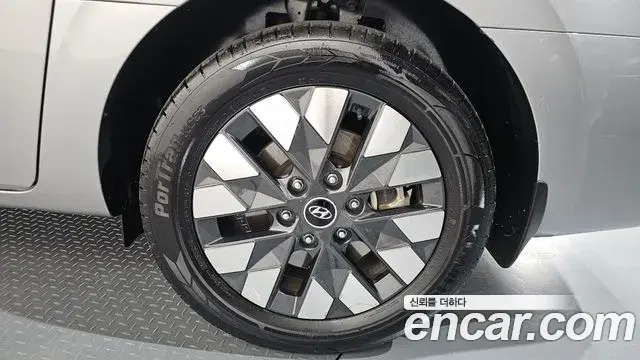 Hyundai Staria 2023 — Photo 3/33