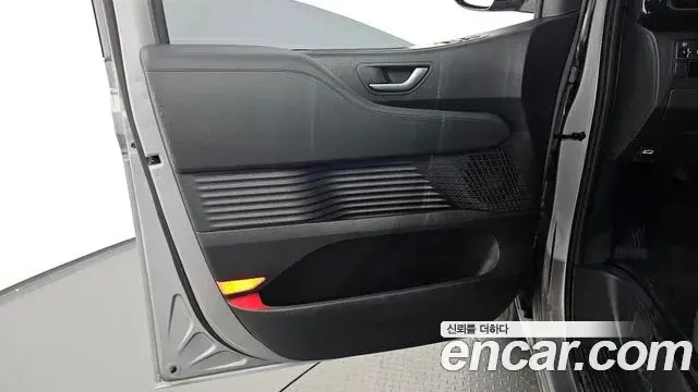 Hyundai Staria 2023 — Photo 27/33