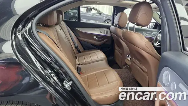 Mercedes-Benz E-Class 2019 — Фото 12/20