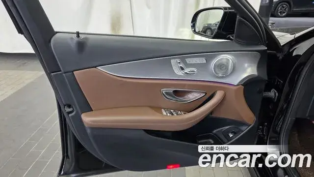 Mercedes-Benz E-Class 2019 — Photo 12/33