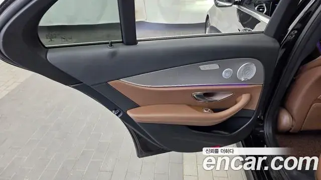 Mercedes-Benz E-Class 2019 — Photo 20/33