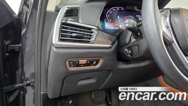 BMW X7 2022 — ფოტო 28/33