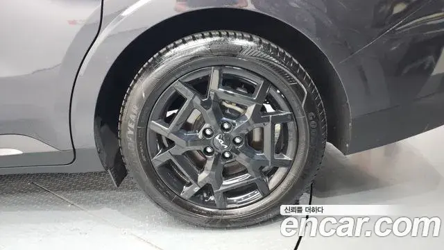 Kia Carnival 2023 — Şəkil 35/39