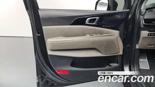 Kia Carnival 2023 — Şəkil 32/39