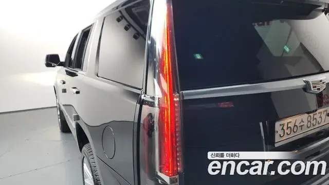 Cadillac Escalade 2019 — ფოტო 3/42
