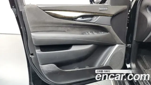 Cadillac Escalade 2019 — ფოტო 38/42