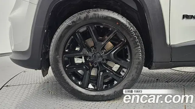 Jeep Renegade 2022 — ფოტო 7/37
