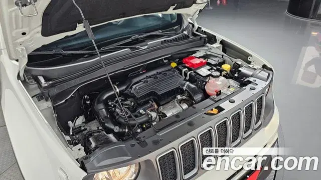 Jeep Renegade 2022 — ფოტო 28/37