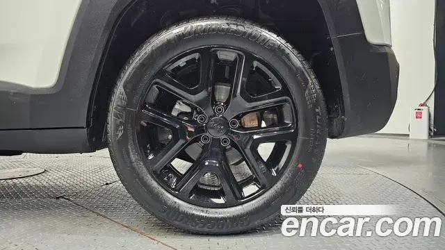 Jeep Renegade 2022 — ფოტო 13/37