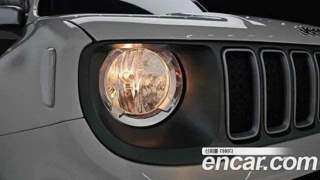 Jeep Renegade 2022 — ფოტო 21/37