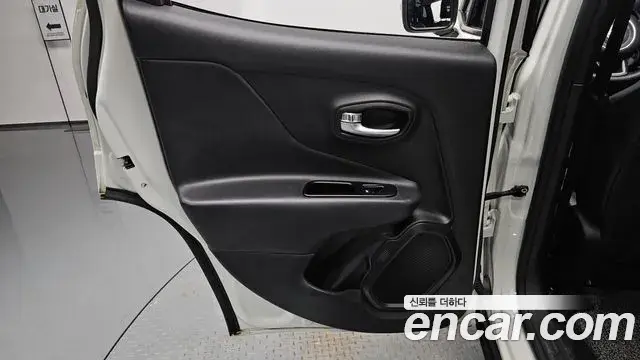 Jeep Renegade 2022 — ფოტო 14/37