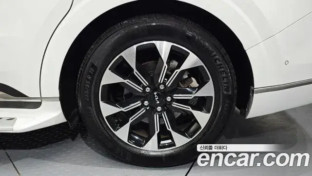 Kia Carnival 2022 — ფოტო 18/34