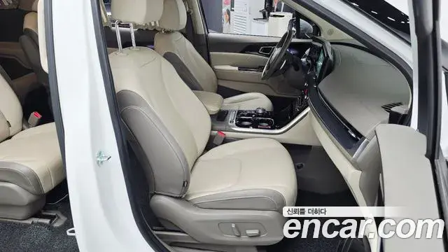 Kia Carnival 2022 — ფოტო 8/34
