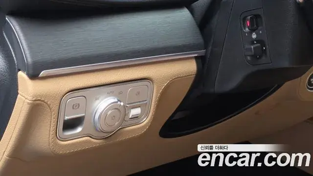 Mercedes-Benz GLE-Class 2023 — Photo 2/32