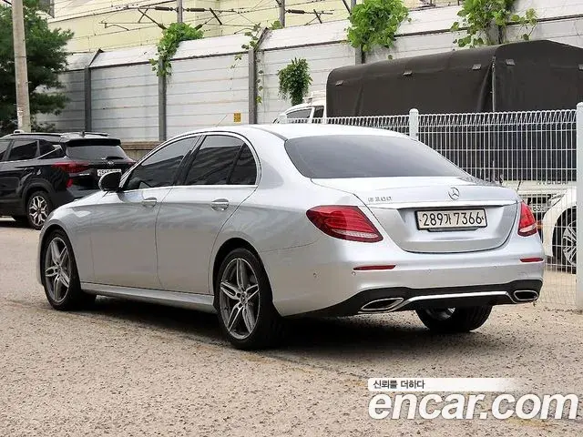 Mercedes-Benz E-Class 2018 — Photo 12/20