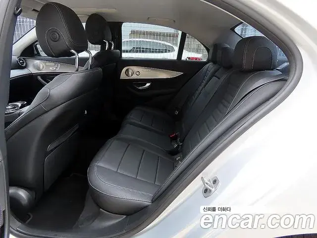 Mercedes-Benz E-Class 2018 — Photo 11/20